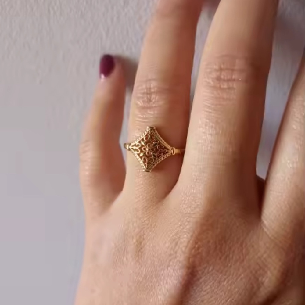 Vintage 18K Gold plated Hollow Flower Ring Jewelry - Picture 5 of 15